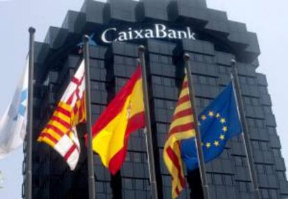 La Comisión Europea (CE) informó de que ha autorizado hoy la creación de una empresa de comercio electrónico participada por el operador Telefónica y los españoles CaixaBank, controlado por La Caixa-Caja de Ahorros, y Banco Santander. EFE/Archivo