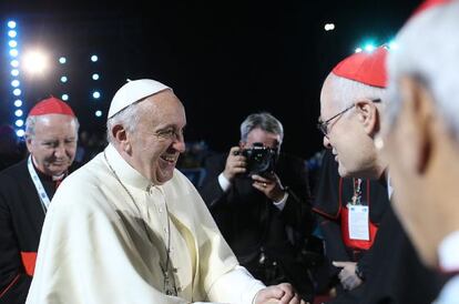 El papa Francisco llega a la playa de Copacabana.