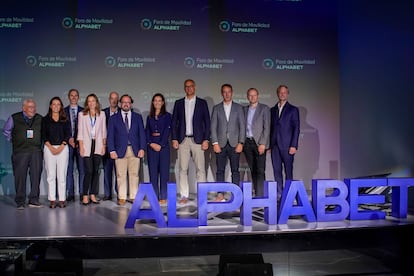 Foto de familia con los participantes del Foro de Movilidad organizado por Alphabet en Madrid.