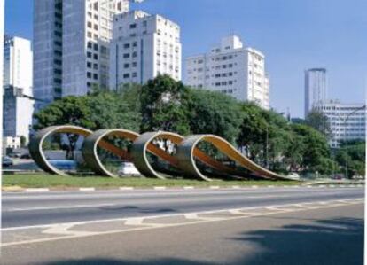 Escultura de concreto armado na Avenida 23 de Maio.