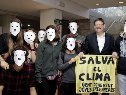 El presidente valenciano, Puig, con activistas de Greenpeace.