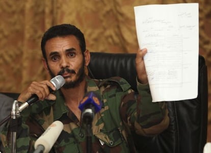 Alajmi Ali Ahmed al-Atiri, jefe de la brigada que detuvo al hijo de Gadafi, saif el Islam, muestra un documento mientras habla a la prensa ayer en Zintan. 