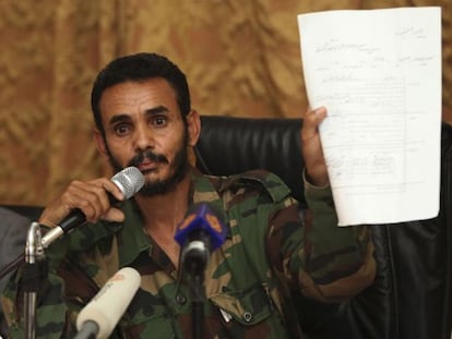 Alajmi Ali Ahmed al-Atiri, jefe de la brigada que detuvo al hijo de Gadafi, saif el Islam, muestra un documento mientras habla a la prensa ayer en Zintan. 
