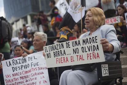 “¡No están solos!”, era una de las consignas que se escuchaban en apoyo a los padres de los estudiantes normalistas. La noche del 26 de septiembre de 2014, los 43 jóvenes fueron detenidos por la policía municipal de Iguala. Los agentes los entregaron al cartel de los Guerreros Unidos, un grupo del narco con amplia influencia en el Estado de Guerrero. Su destino continúa siendo una incógnita. Las autoridades mexicanas han explicado a los familiares de los estudiantes que los criminales asesinaron a los jóvenes, los incineraron y lanzaron sus cenizas a un río. Los padres de los normalistas han rechazado la versión oficial del suceso y han demandado que se abren más líneas de investigación.