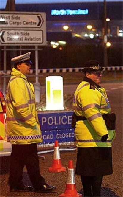 Dos policas vigilan ayer una terminal cerrada de Gatwick.