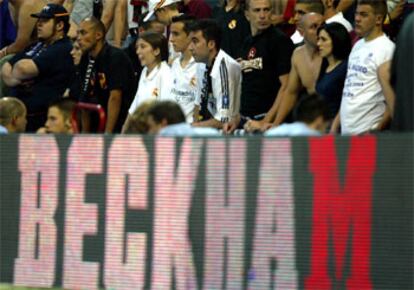 Durante el encuentro en el Bernabéu, un grupo de seguidores del Real Madrid se concentraban en el encuentro mientras un panel electrónico recordaba el nuevo fichaje del equipo, la estrella británica que tuvo que pedir perdón por el revuelo que se formó con su próxima llegada a España días antes del final de la Liga.