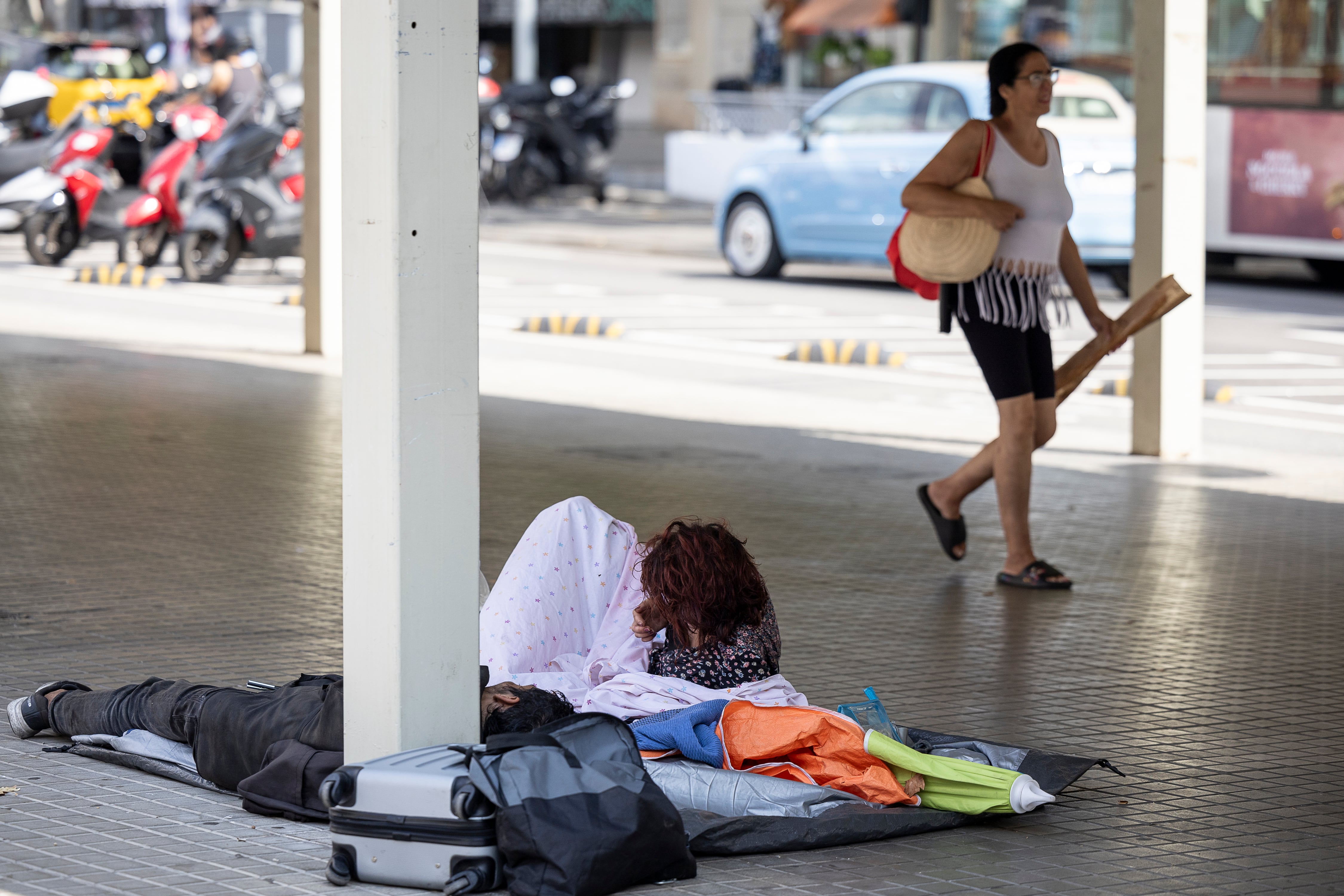 Dos personas sin hogar, durmiendo en el barrio de Sant Antoni en agosto del año pasado.