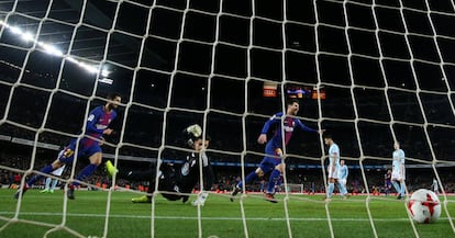 Lionel Messi celebra tras anotar su primer gol.