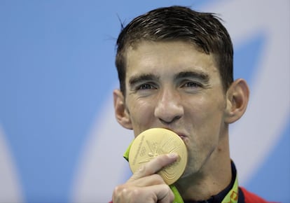Michael Phelps con su primera medalla de oro en Río.