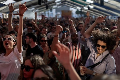 Seguidores de Kabeaushé bailan y siguen la música en el espacio SónarVillage del Sónar Day.