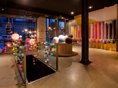 Interior de la tienda Luciolé, donde el cliente se crea su propia lámpara.