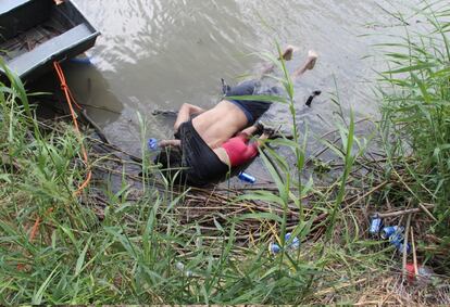 El drama de la crisis migratoria centroamericana ha sido plasmado en una foto. El hallazgo este lunes de los cuerpos sin vida de Óscar y Valeria Martínez, un hombre salvadoreño y su hija de un año y 11 meses, ahogados en las orillas del río Bravo ha sacudido al país latinoamericano. La tragedia en la frontera que separa México y Estados Unidos se da en medio de un recrudecimiento de la política migratoria mexicana, tras alcanzar un acuerdo con la Administración de Donald Trump. El padre, la niña y su madre, quien dio aviso de lo que había sucedido, habían dejado El Salvador y emprendido el viaje hacia EE UU por falta de recursos, según ha asegurado su familia.