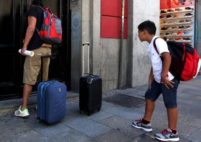 Dos personas acceden a un piso tur&iacute;stico en la calle de Carretas, en el centro de Madrid. 