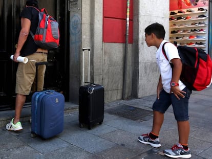 Dos personas acceden a un piso tur&iacute;stico en la calle de Carretas, en el centro de Madrid. 