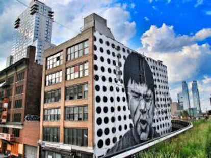 Una obra del grafitero francés JR forma que parte de la segunda fase de la remodelación del High Line de Chelsea, en Nueva York.