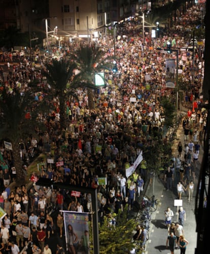 Miles de personas marchan en Tel Aviv para protestar por la carestía de la vida.