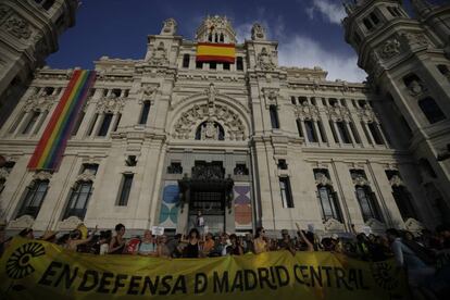 Una manifestación en 15 días y tres recursos. Miles de madrileños protestaron por la suspensión de las multas de Madrid Central, que también fue recurrida en los tribunales. Uno de los recursos paralizó cautelarmente la decisión municipal.