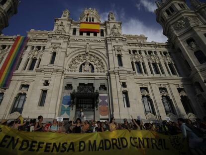 Una manifestación en 15 días y tres recursos. Miles de madrileños protestaron por la suspensión de las multas de Madrid Central, que también fue recurrida en los tribunales. Uno de los recursos paralizó cautelarmente la decisión municipal.
