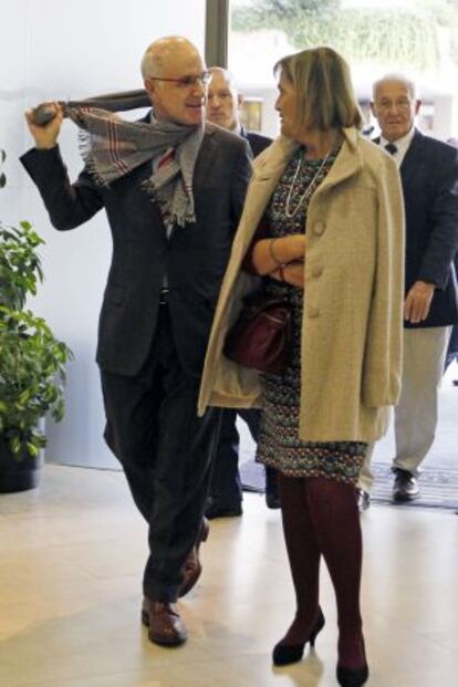 Duran Lleida, acompañado de Nuria Gispert, entrando en el hotel donde ha celebrado un acto electoral.