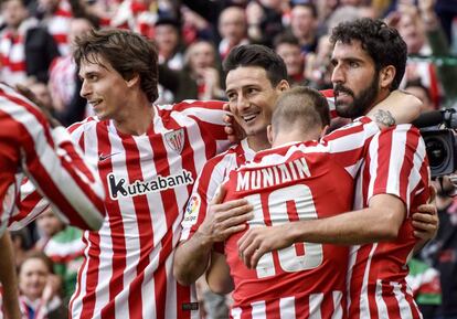 Los jugadores del Athletic de Bilbao felicitan a su compañero Aritz Aduriz,c., tras el gol que marcó frente al Real Madrid.