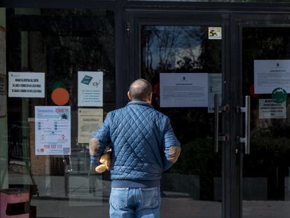 Una persona lee un cartel en el centro municipal de mayores de Valdemoro al que asistía un jubilado contagiado por coronavirus fallecido este jueves.