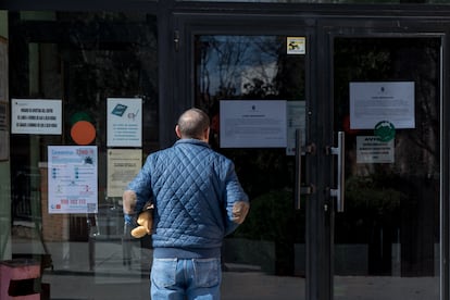 Una persona lee un cartel en el centro municipal de mayores de Valdemoro al que asistía un jubilado contagiado por coronavirus fallecido este jueves.