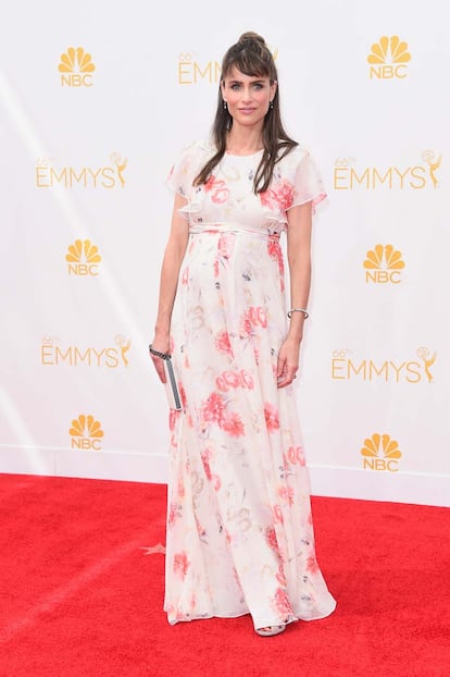 Amanda Peet, con vestido de corte imperio y estampado floral.