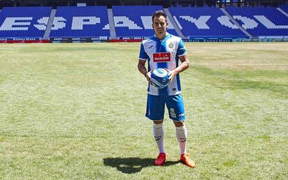 El nuevo jugador del Espanyol, el centrocampista José Manuel Jurado, posa durante su presentación.