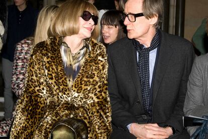 Anna Wintour es un hueso duro de roer. Normalmente se rodea de hija, sobrinas o empleados del Vogue estadounidense. A veces sonríe, pero claro, hay que ser Bill Nighy para conseguirlo.