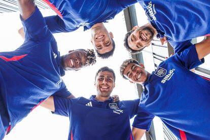 Los jugadores Lamine Yamal, Jesús Navas, Álvaro Morata, Nico Williams y Rodri posan desde la concentración de la selección española.