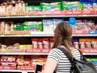 Una mujer mira los productos de Bimbo en un supermercado en Ciudad de México.