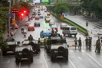 Soldados tailandeses y vehículos bloquean la calle en el centro de Bangkok. El jefe del ejército de Tailandia tomó el poder del país en el golpe de estado número 20 desde que se despojó la monarquía y se estableció la democracia en 1932. Los golpistas fueron liderados por el comandante del ejército Sonthi Boonyaratkalin en la madrugada del miércoles, quien anunció su intención de restablecer la monarquía.