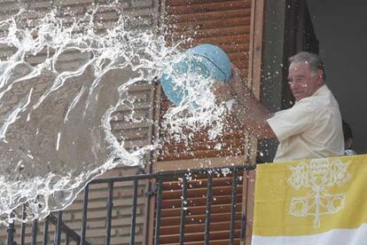 Los cubos de agua arrojados desde algunos de los balcones de las casas que recaen a la plaza de la Virgen de Valencia han aliviado el sofocante calor que sufrían los peregrinos que esperaban la llegada del Papa Benedicto XVI a la Basílica de la Virgen de los Desamparados.