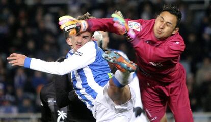 Keylar Navas despeja ante Griezmann.