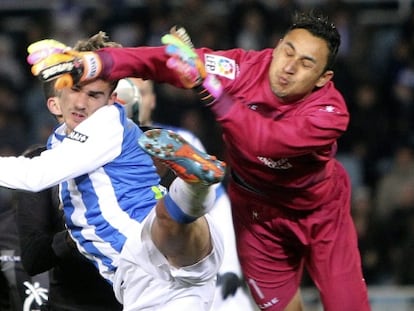 Keylar Navas despeja ante Griezmann.