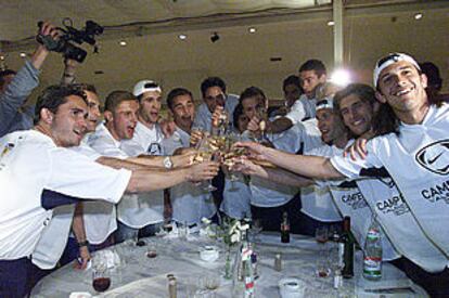 La plantilla del Valencia brinda con cava en la cena de celebración del título.