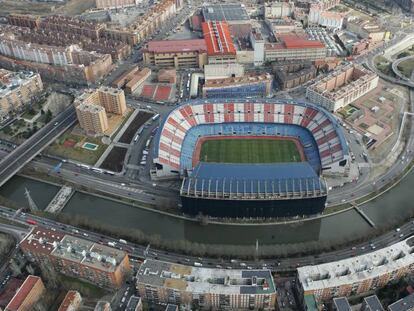 Vista a&eacute;rea del Calder&oacute;n, con la f&aacute;brica de Mahou.