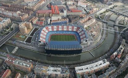 Vista a&eacute;rea del Calder&oacute;n, con la f&aacute;brica de Mahou.