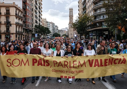 La manifestación 'Somos país, hablamos valenciano' que ha discurrido este jueves por la tarde por el centro de Valencia en defensa del valenciano.