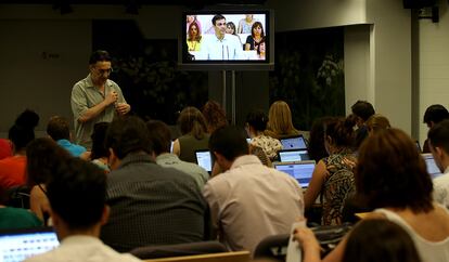 Los periodistas siguen desde la sala de prensa la intervención del secretario general del PSOE, Pedro Sánchez.