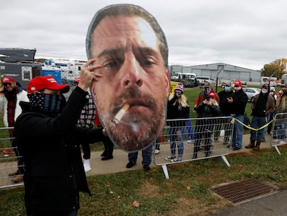 Um seguidor de Trump mostra uma foto de Hunter Biden na fila de um comício do presidente em Erie (Ohio).