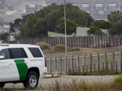 Un coche de la policía fronteriza junto a la valla entre California y México