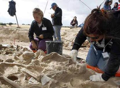 Excavación de una fosa común con restos de fusilados en la Guerra Civil en La Andaya (Burgos).