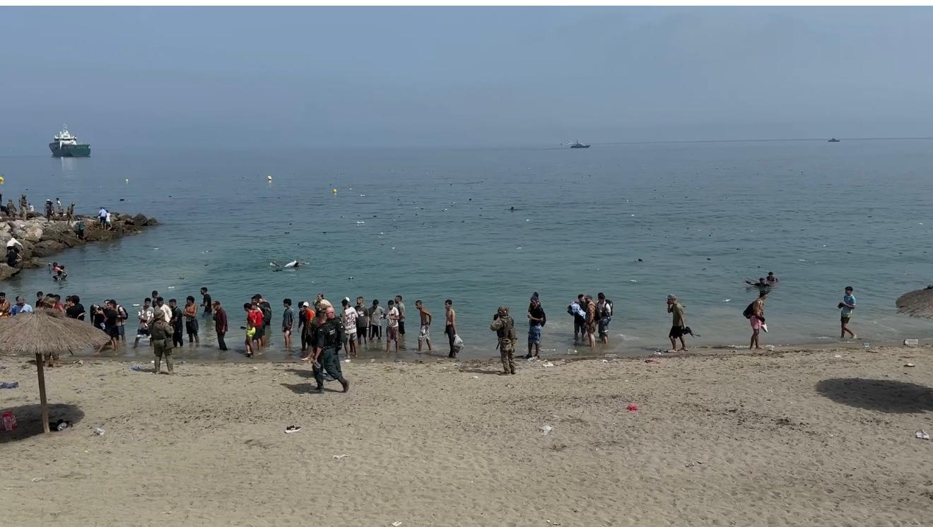 Los buques de guerra marroquíes que irrumpieron en aguas de Ceuta se saltaron las normas de seguridad marítima