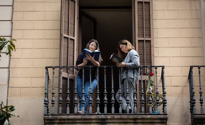 Dos mujeres leen en un balcón el pasado Día del Libro, en Barcelona.