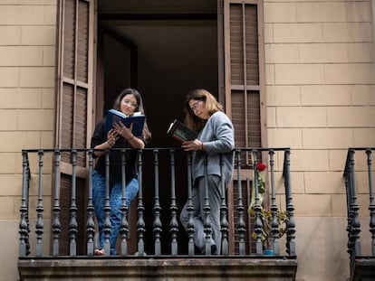 Dos mujeres leen en un balcón el pasado Día del Libro, en Barcelona.