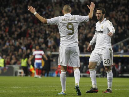 Benzema e Higuaín festejan uno de los goles al Granada.