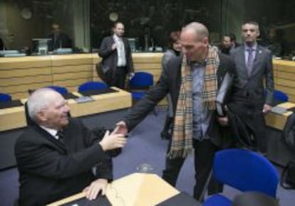 Yanis Varoufakis estrecha la mano a Wolfgang Schaueble antes de comenzar la reunión del Eurogrupo.