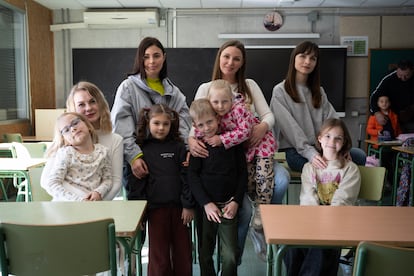 Familias Ucranias en el interior de un aula donde se imparten clases durante cada sábado del mes. Aparte de clases de castellano realizan talleres como baile ucranio tradicional.