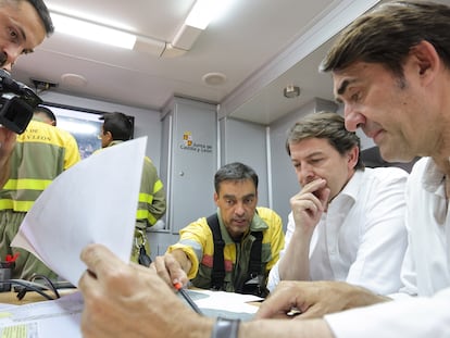 El presidente de la Junta, Alfonso Fernández Mañueco (segundo desde la derecha), y el consejero de Medio Ambiente, Juan Carlos Suárez-Quiñones (junto a él), en el puesto de mando avanzado del incendio de Monsagro (Salamanca), el 15 de julio.